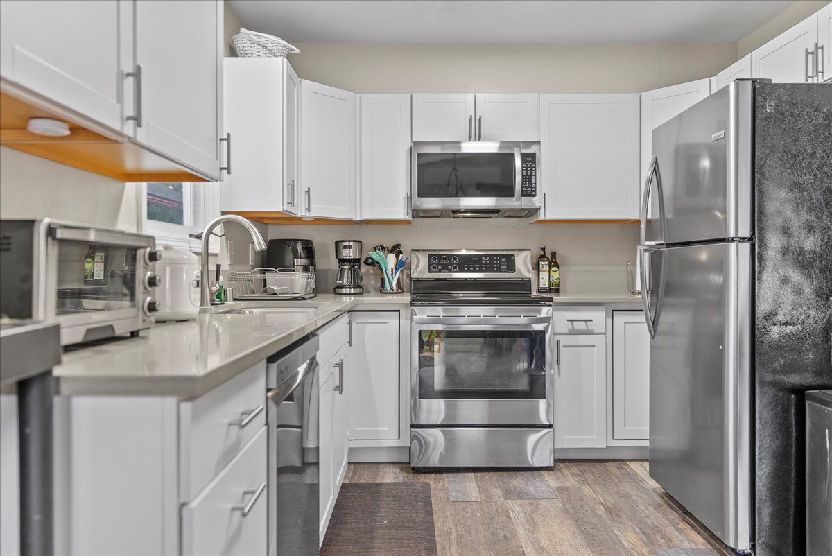 Kühlschrank, Mikrowelle, Ofen, Herdplatte