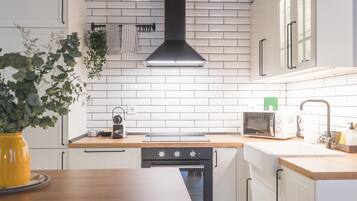 Frigorífico, microondas, horno y lavavajillas