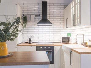 Jääkaappi, mikroaaltouuni, uuni, astianpesukone