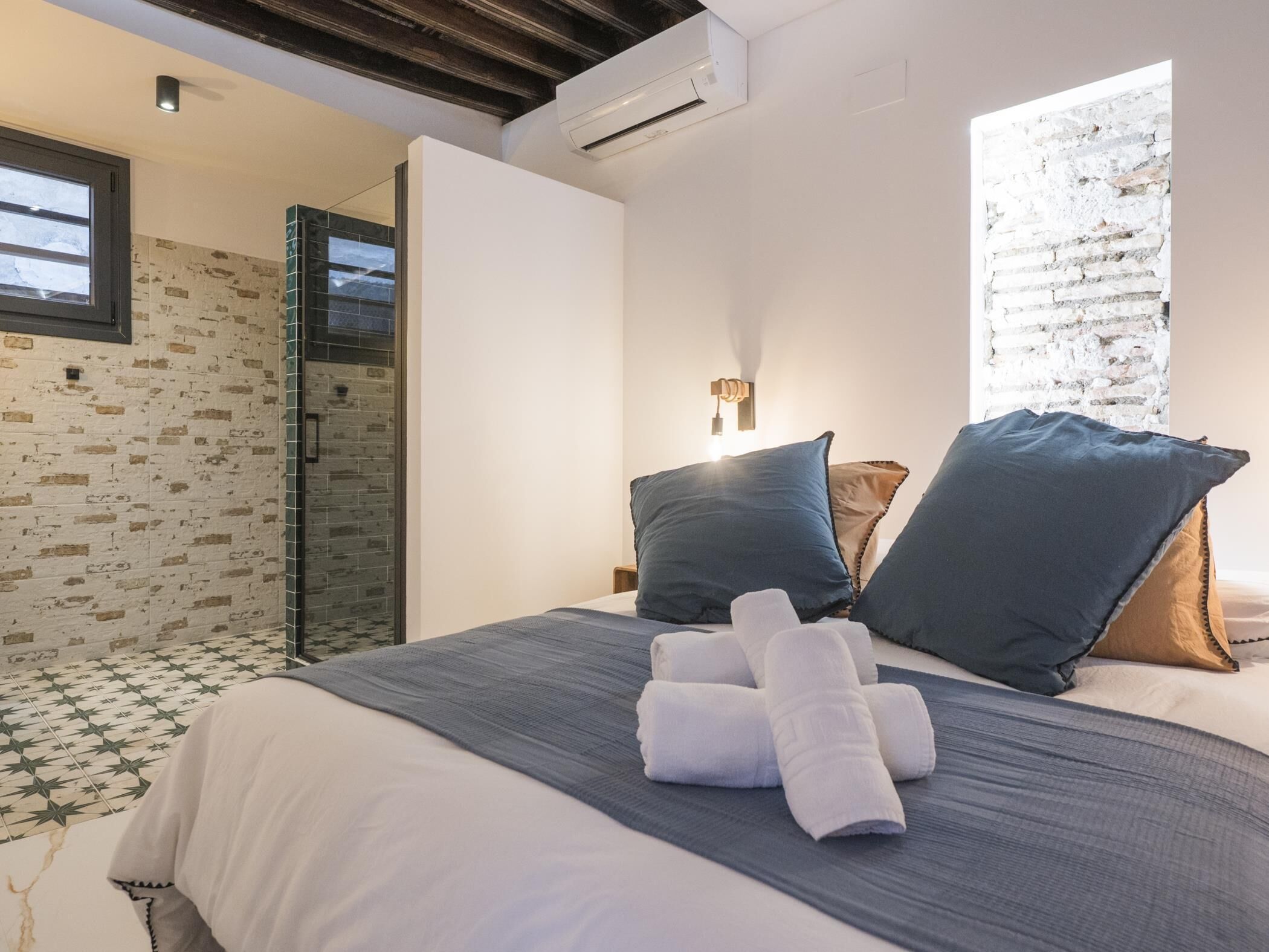 Een strijkplank/strijkijzer, internet, beddengoed