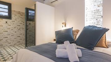 Een strijkplank/strijkijzer, internet, beddengoed