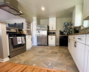 Mikrovågsugn, ugn, spishäll och diskmaskin