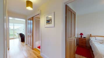 3 bedrooms, iron/ironing board, internet, bed sheets