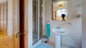 Douche, serviettes fournies