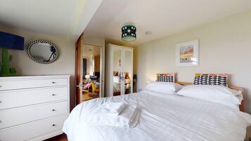 2 bedrooms, iron/ironing board, internet, bed sheets