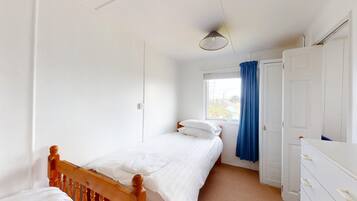 2 slaapkamers, een strijkplank/strijkijzer, internet, beddengoed