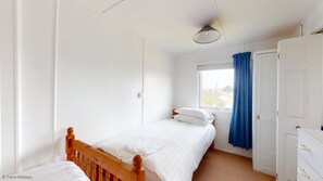 2 bedrooms, iron/ironing board, bed sheets