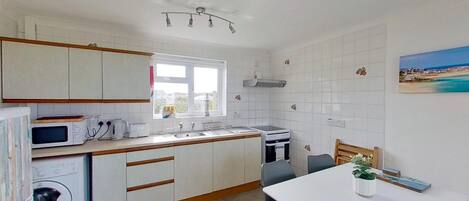 Kylskåp, mikrovågsugn och ugn