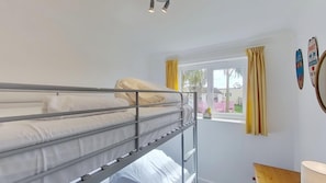 3 habitaciones, tabla de planchar con plancha y ropa de cama