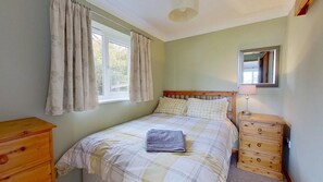 3 bedrooms, iron/ironing board, internet, bed sheets - Perfectly suited for kicking back, relaxing and watching the world go by (Hayle)