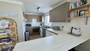 Fridge, microwave, oven, stovetop - F72 Chyreden, Riviere Towans (Hayle)