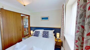 3 bedrooms, iron/ironing board, internet, bed sheets