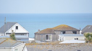 Eine Wohngegend an der Küste mit Häusern, einige mit sichtbaren Dächern, andere mit überdachten Veranden.