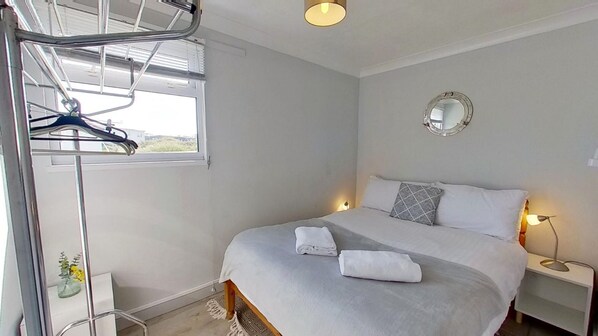 2 bedrooms, iron/ironing board, Internet, bed sheets