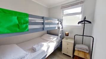2 bedrooms, iron/ironing board, internet, bed sheets
