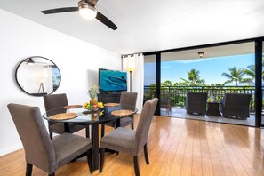 Condo, 1 cama Queen size y sofá cama (Kona Alii 206) | Restaurante al aire libre