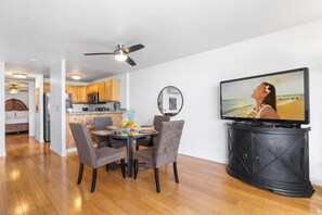 公寓客房, 1 張加大雙人床和 1 張沙發床 (Kona Alii 206) | 用餐區