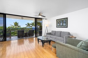 Condo, 1 cama Queen e sofá-cama (Kona Alii 206) | Área de estar