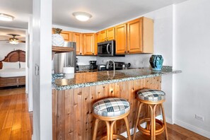 Apartamento, 1 cama de matrimonio con sofá cama (Kona Alii 206) | Cocina privada