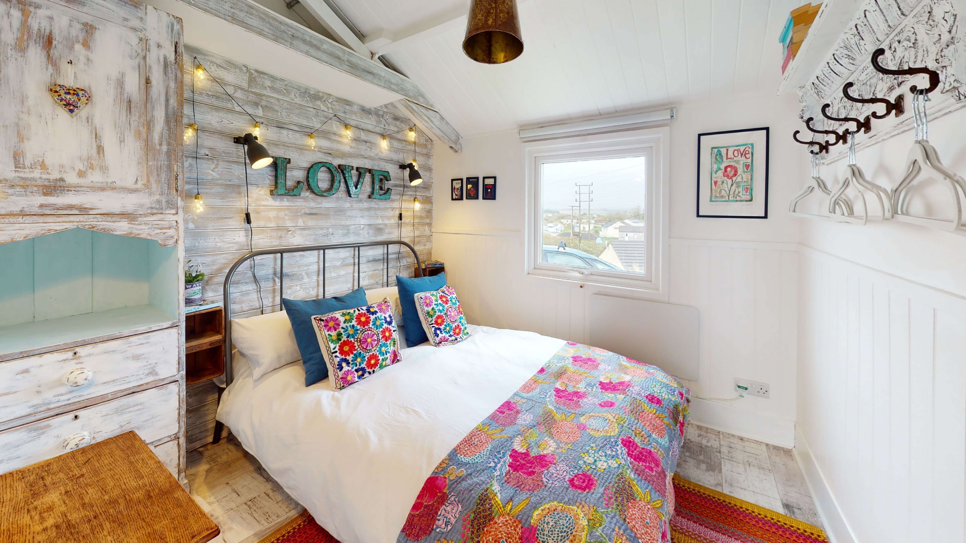 2 bedrooms, iron/ironing board, internet, bed sheets