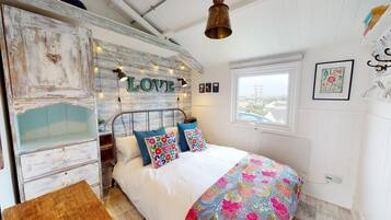 2 bedrooms, iron/ironing board, internet, bed sheets