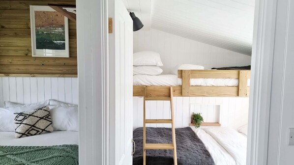 3 habitaciones, tabla de planchar con plancha y acceso a internet