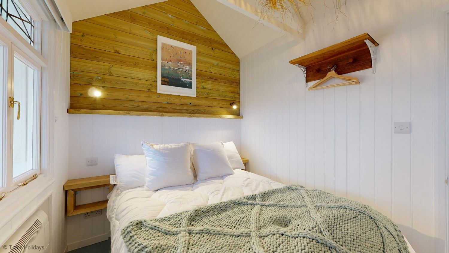 3 bedrooms, iron/ironing board, internet, bed sheets