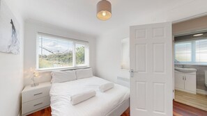 3 bedrooms, iron/ironing board, Internet, bed sheets