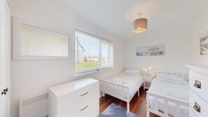 3 bedrooms, iron/ironing board, internet, bed sheets