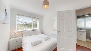 3 bedrooms, iron/ironing board, Internet, bed sheets