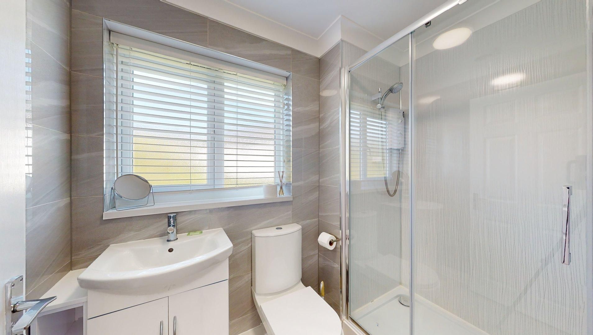 Een douche, handdoeken