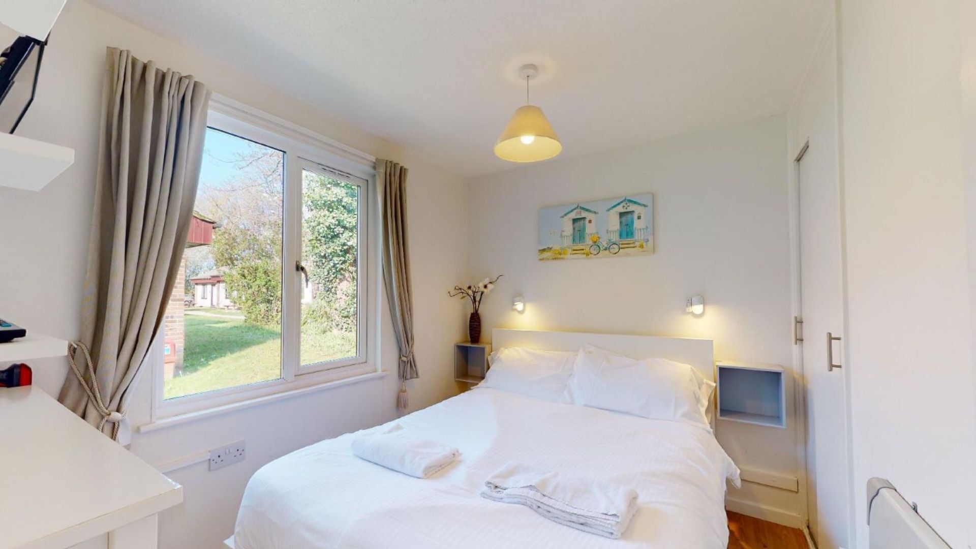 2 bedrooms, iron/ironing board, bed sheets, wheelchair access