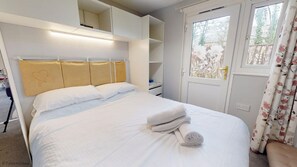2 quartos, ferros/tábuas de passar roupa, roupa de cama