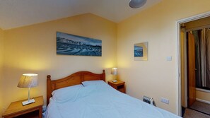 3 bedrooms, iron/ironing board, bed sheets