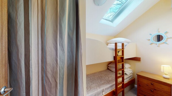 3 bedrooms, iron/ironing board, bed sheets