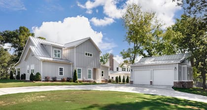 Stunning new home with lake access in a charming community, Great for a getaway!