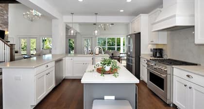 Beautiful lake house in a charming community!! Perfect for a relaxing getaway.