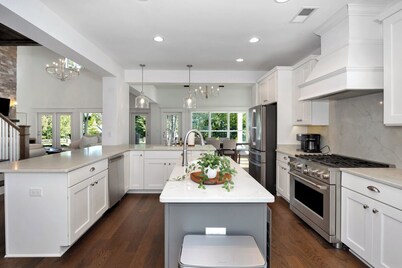 Beautiful lake house in a charming community!! Perfect for a relaxing getaway.