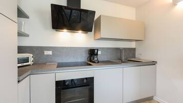 Fridge, oven, dishwasher, coffee/tea maker