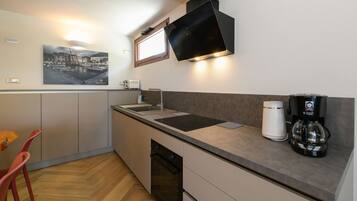 Kühlschrank, Ofen, Geschirrspüler, Wasserkocher mit Kaffee-/Teezubehör