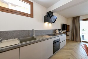 Fridge, oven, dishwasher, coffee/tea maker