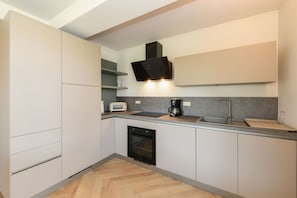 Refrigerador, horno, lavavajillas y cafetera y tetera