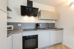 Frigorifero, microonde, forno, piano cottura