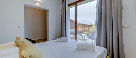 3 chambres, coffres-forts dans les chambres, fer et planche à repasser