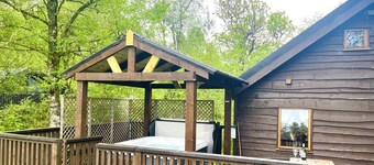 Rowan Log Cabin - stylish & welcoming, private hot tub