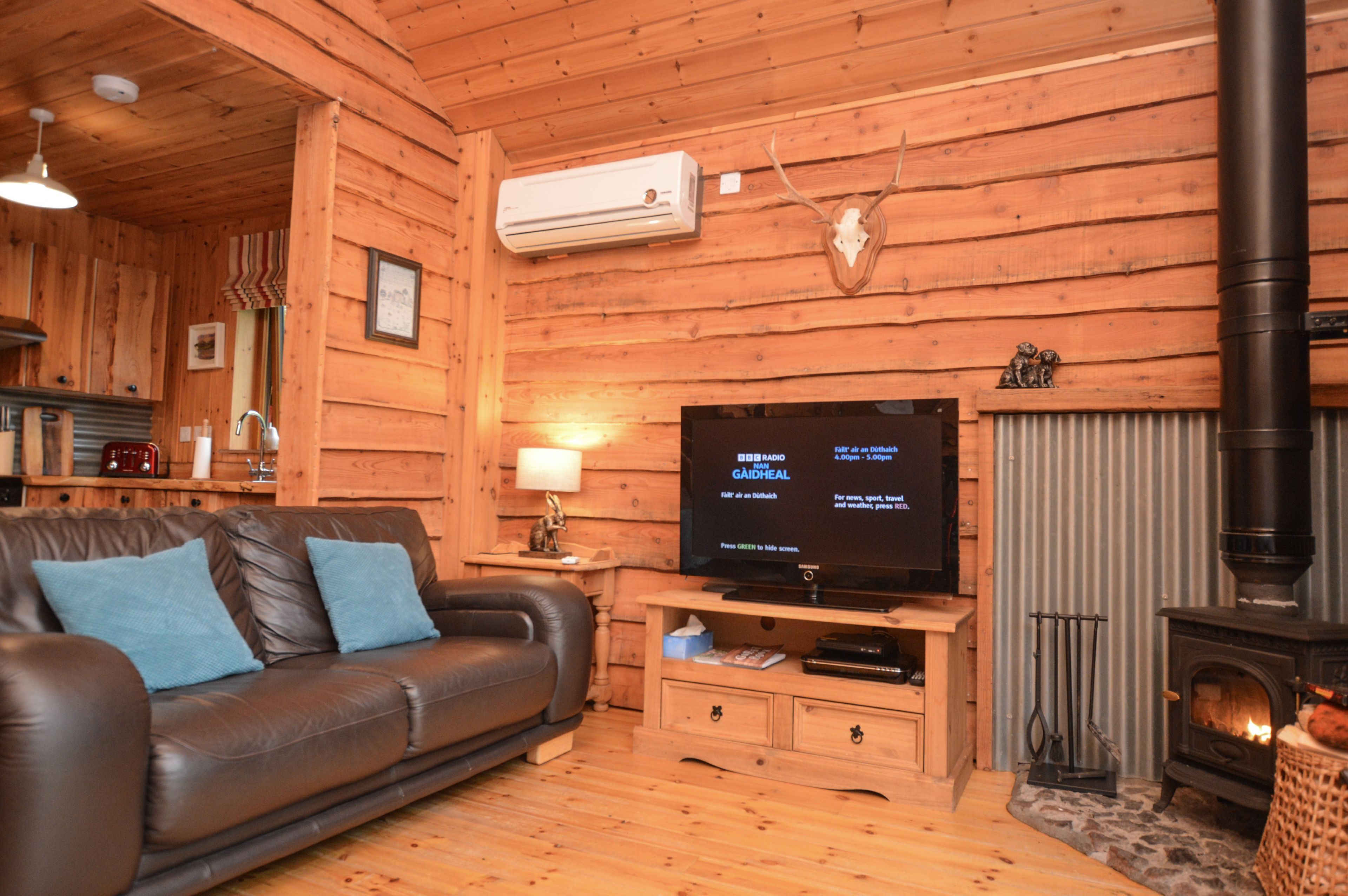 Smart TV y chimenea 