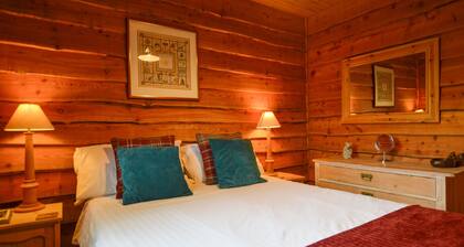 Rowan Log Cabin - stylish & welcoming, private hot tub