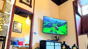 House, 2 Bedrooms, Accessible, City View | Living room | Books