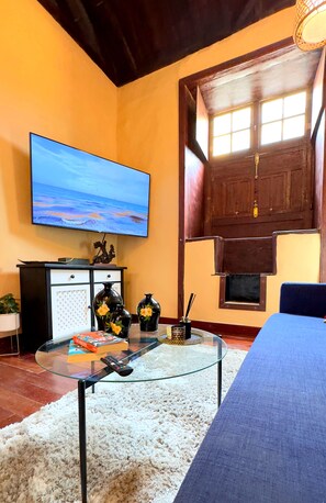 Ferienhaus, 2 Schlafzimmer, barrierefrei, Stadtblick | Wohnzimmer | Bücher