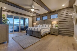 4 slaapkamers, een bureau, een strijkplank/strijkijzer, reisbedje